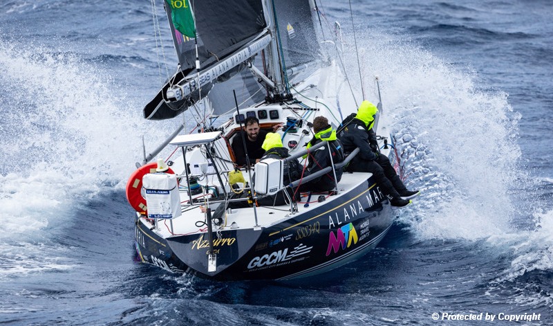 Rolex Sydney Hobart Race Andoo Comanche and LawConnect battle